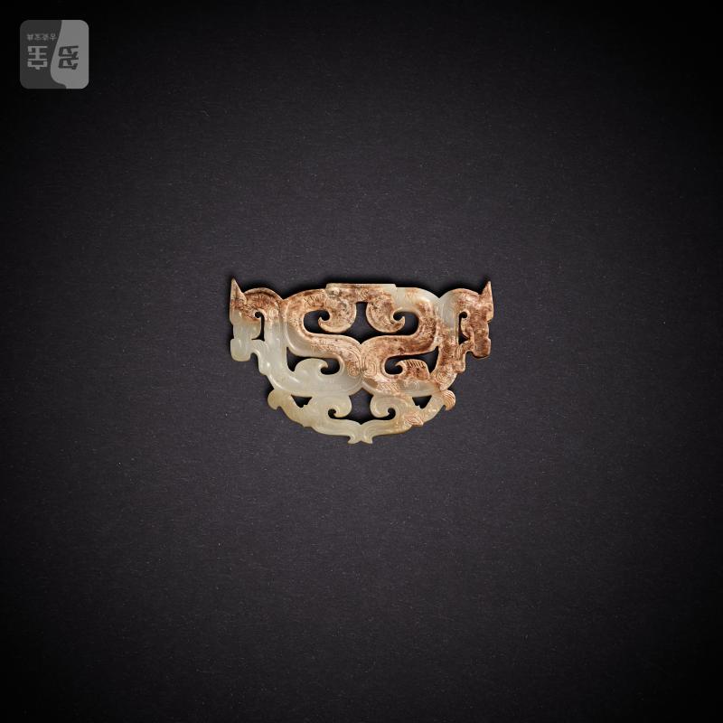 A white jade reticulated 'dragon and phoenix' pendant, Eastern Zhou dynasty, Spring and Autumn period | 東周春秋 白玉鏤雕龍鳳紋珮 - 图2